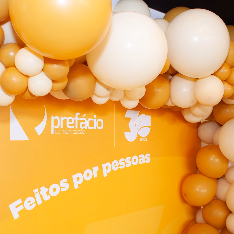 Convidados durante a festa de 30 anos da Prefácio Comunicação no rooftop da Praça Sete, BH