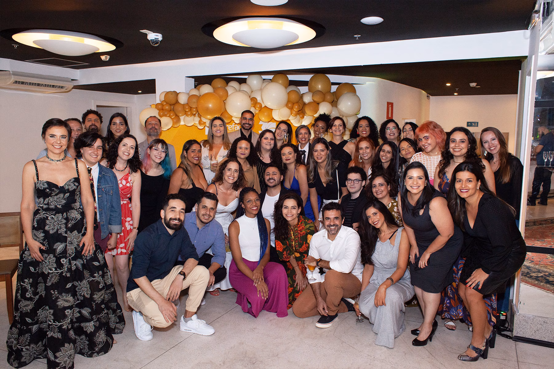 Convidados durante a festa de 30 anos da Prefácio Comunicação no rooftop da Praça Sete, BH
