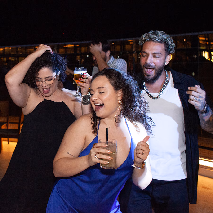 Convidados durante a festa de 30 anos da Prefácio Comunicação no rooftop da Praça Sete, BH