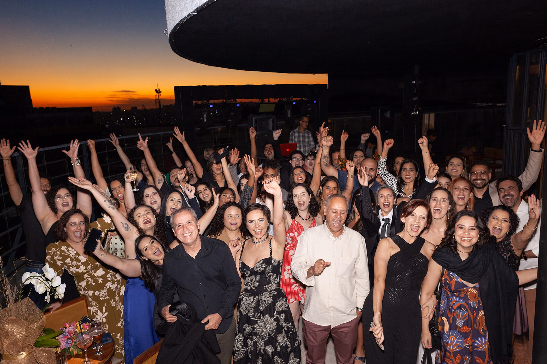 Foto oficial com todos os convidados da festa de 30 anos da Prefácio Comunicação e pôr do sol ao fundo, Terraço Niê, Praça Sete, Belo Horizonte
