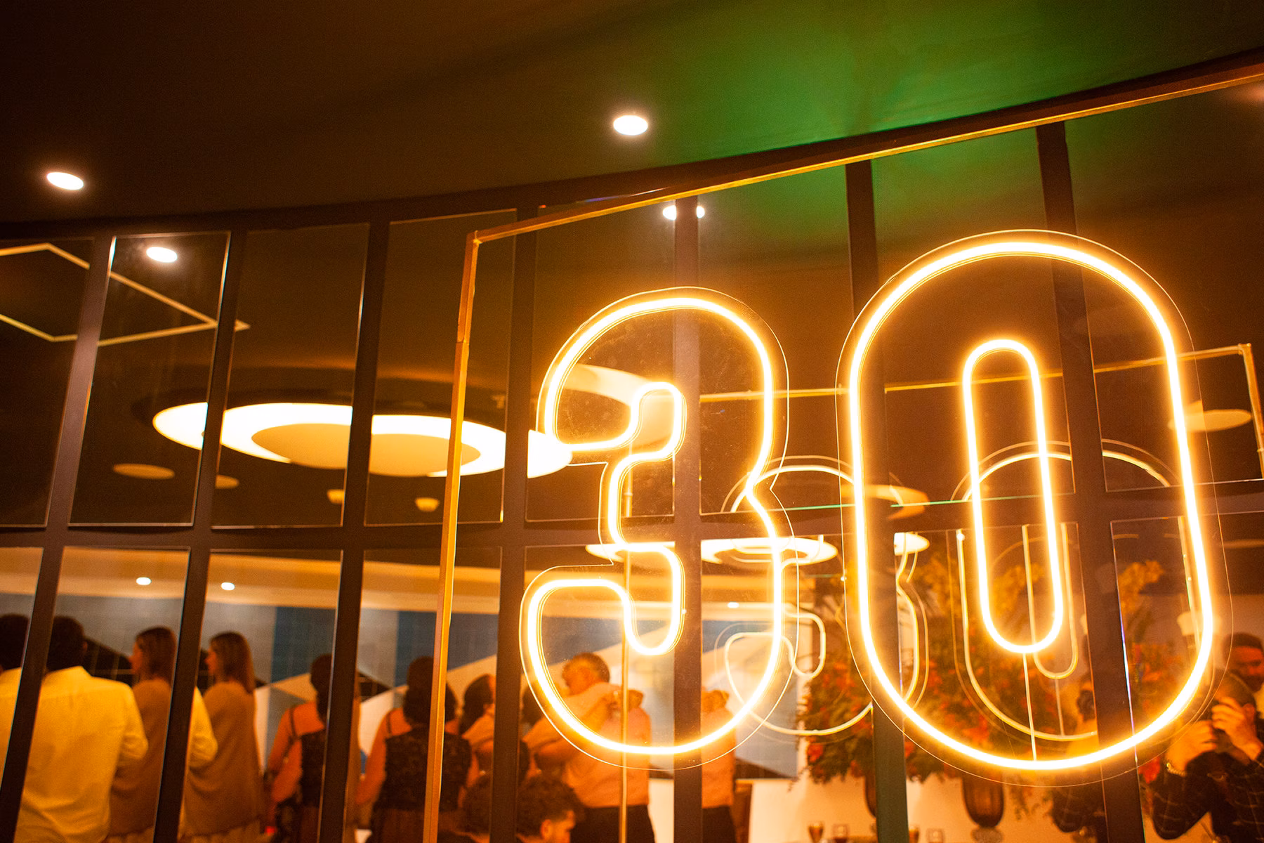Convidados durante a festa de 30 anos da Prefácio Comunicação no rooftop da Praça Sete, BH